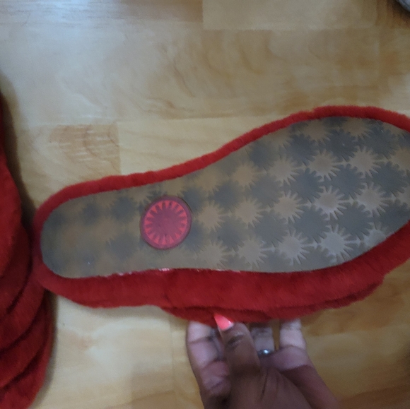 Ugg Red Fluff Slide - Picture 3 of 9